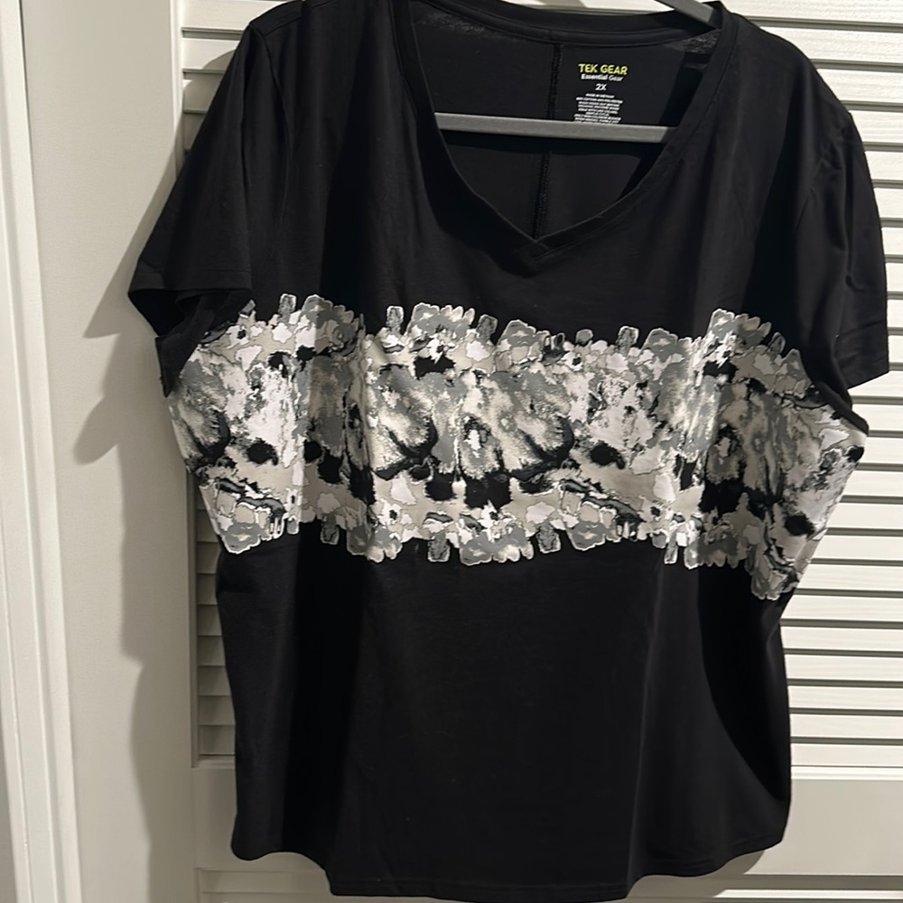 TEK GEAR V-Neck Essential Black, White and Gray Blouse with Shortsleeves.Size 2X